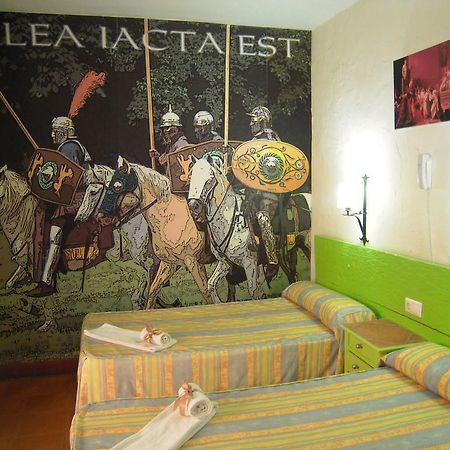 Hostal Tematico El Cid Fuengirola Dış mekan fotoğraf