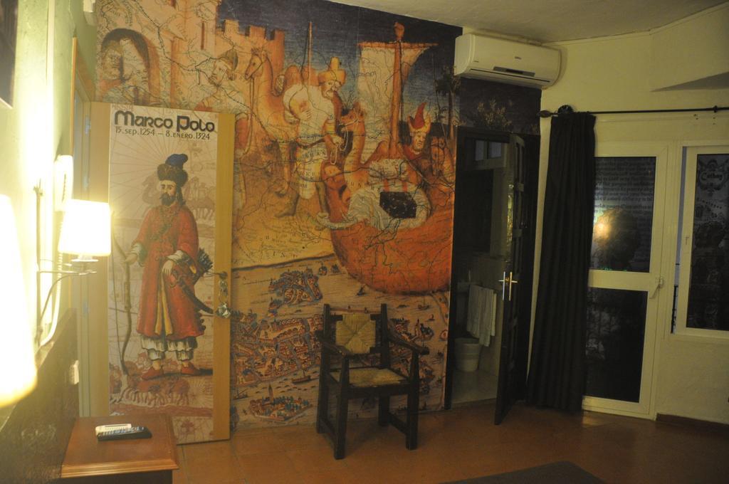 Hostal Tematico El Cid Fuengirola Oda fotoğraf
