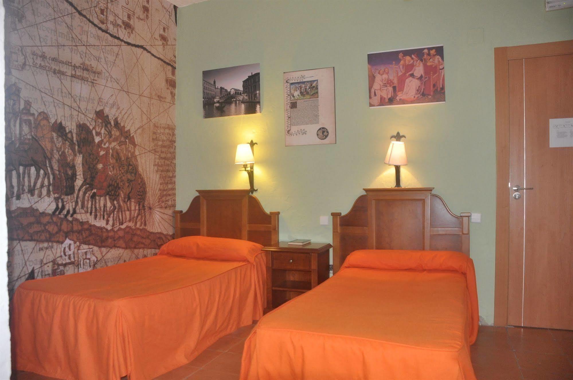 Hostal Tematico El Cid Fuengirola Dış mekan fotoğraf